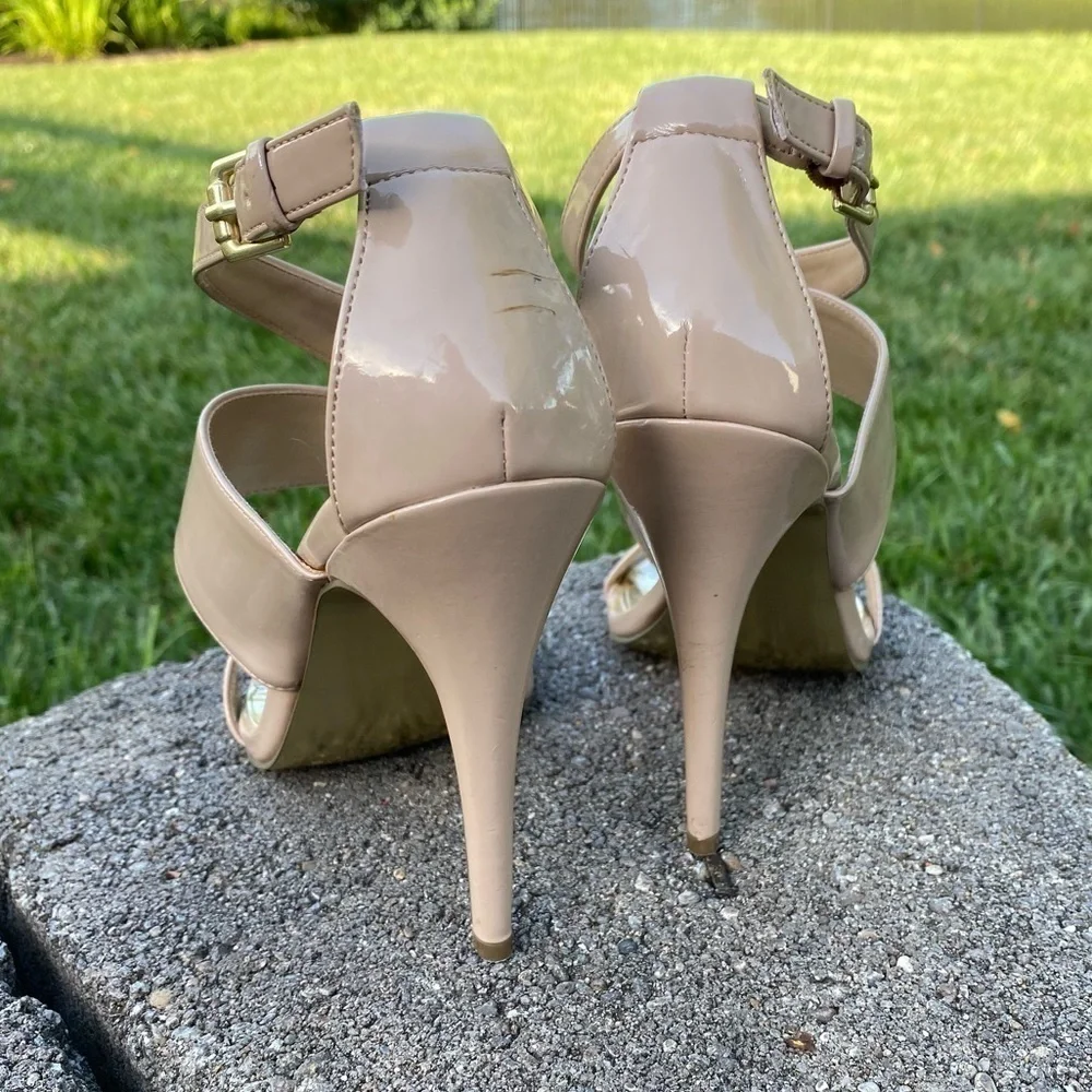 STEVE MADDEN~DANCER~COUPLE SCUFF MARKS AS SHOWN~PATENT LEATHER~SIZE 7 1/2~BR